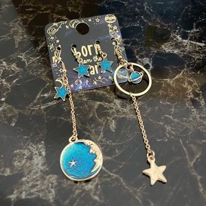 NWT planet and star mismatched drop earrings 💫